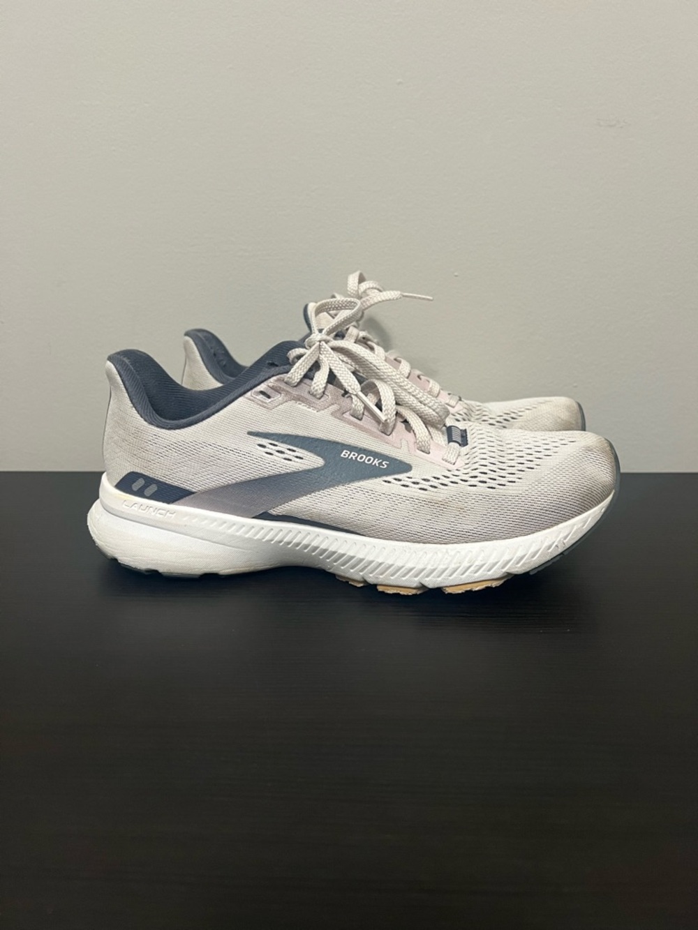 Brooks Launch 8 Running Shoes Size 7 Pink Gray White Walking Gym Athletic